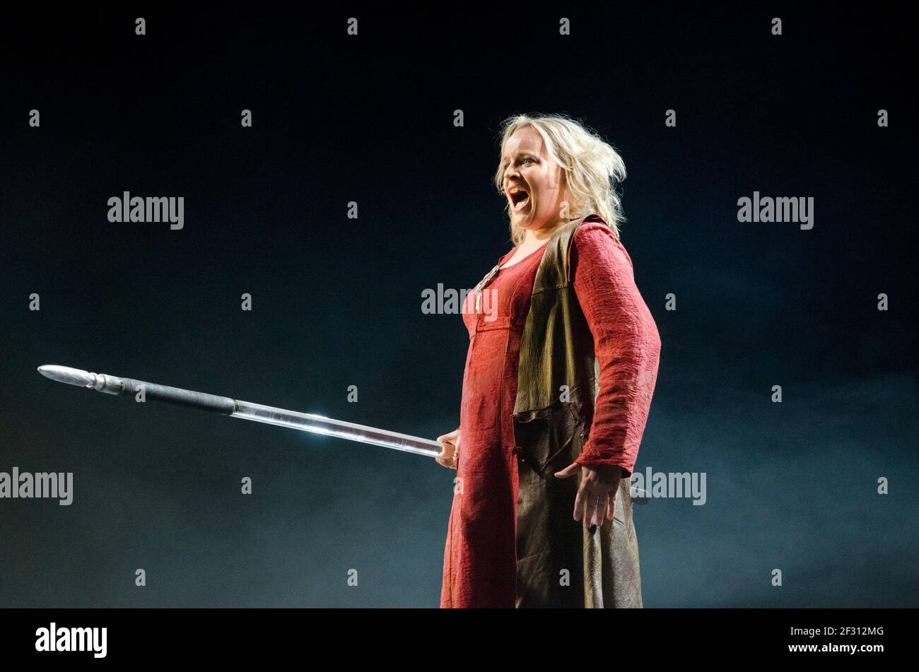 Rachel Nicholls (Brunnhilde) en GOTTERDAMMERUNG por Wagner en el Festival de la Ópera de Longborough, Gloucestershire, Inglaterra 17/07/2012 director: Anthony Negus diseño: Kjell Torriset iluminación: Ben Ormerod director: Alan Privett Foto de stock