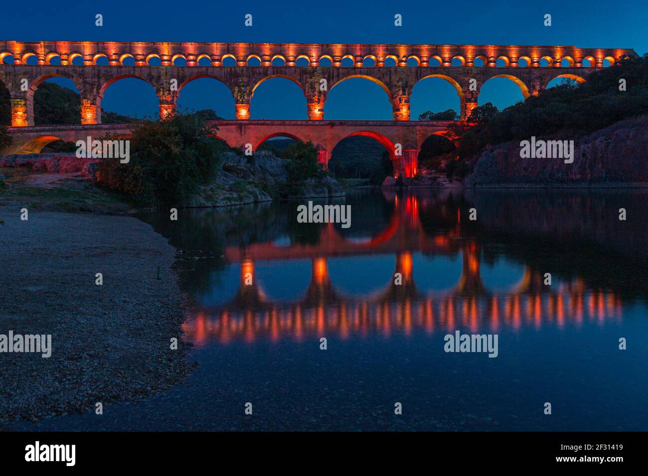 El Pont du Gard es un acueducto romano en el sur de Francia Foto de stock