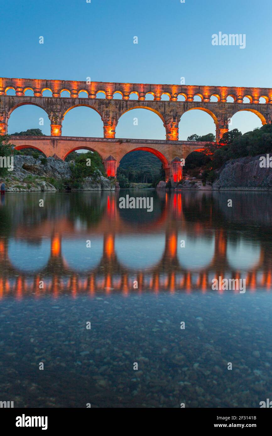 El Pont du Gard es un acueducto romano en el sur de Francia Foto de stock