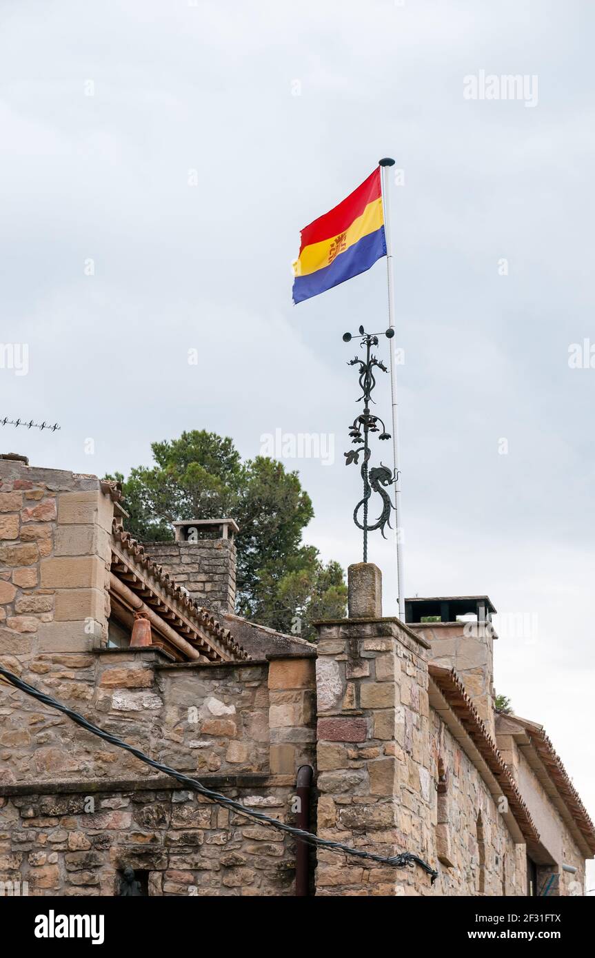 Bandera de la Segunda República Española en la parte superior de una casa,  junto a un anemómetro, Talamanca, Cataluña, España Fotografía de stock -  Alamy