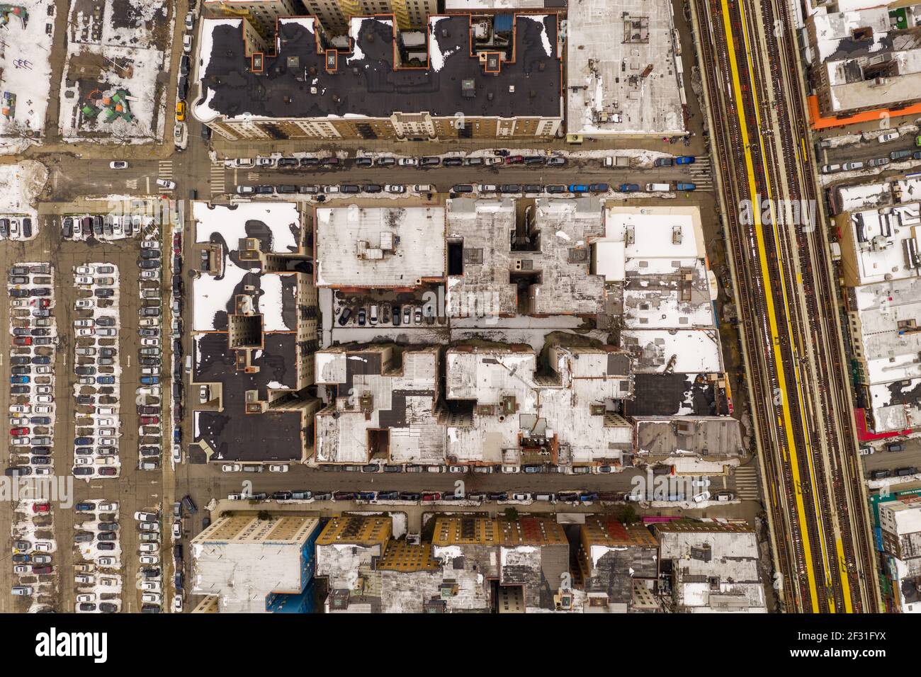 Vista aérea de los techos cubiertos de nieve de los edificios en Brighton Beach durante el invierno en Brooklyn, Nueva York Foto de stock