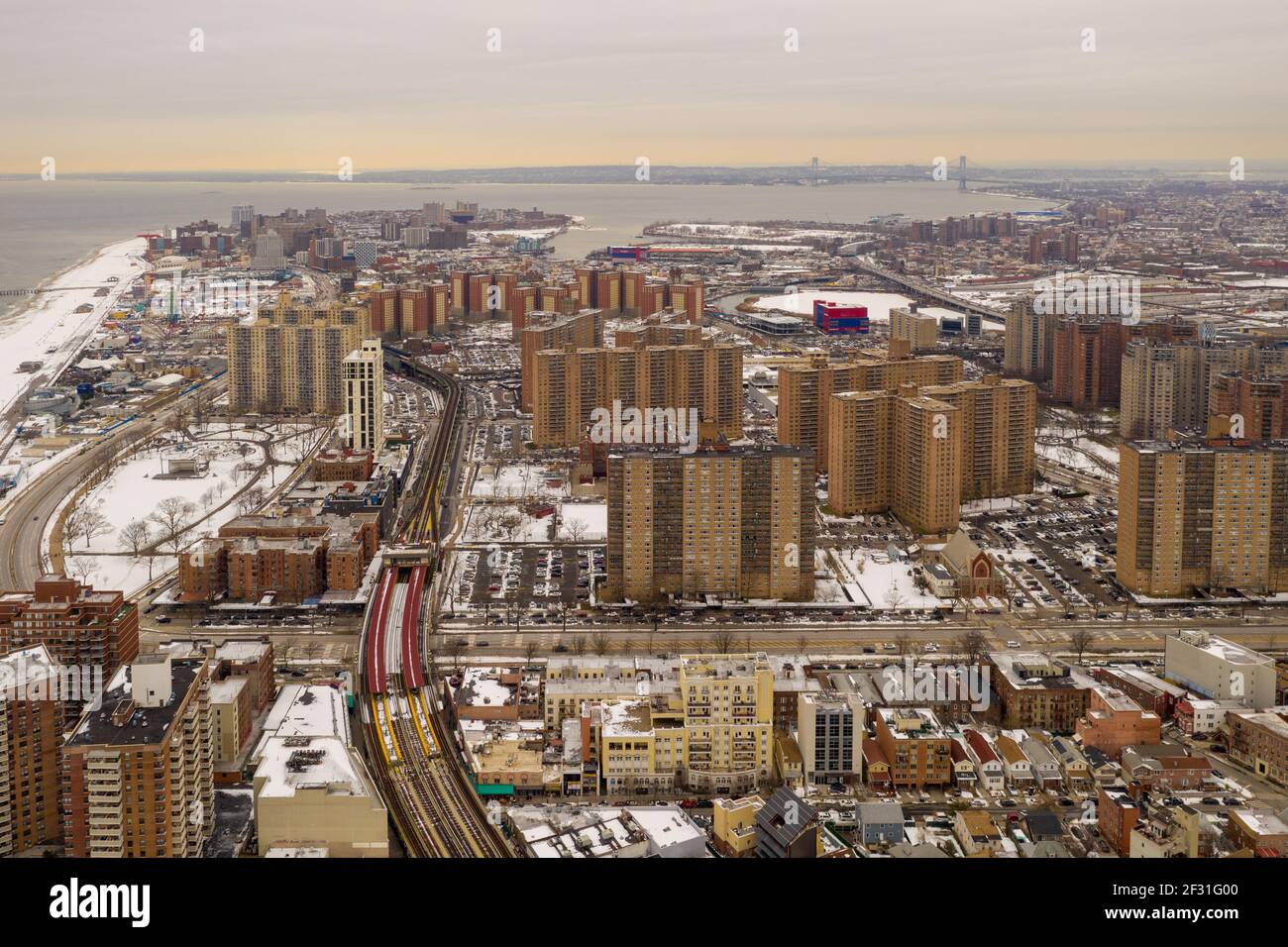 Vista aérea de los techos cubiertos de nieve de los edificios en Brighton Beach durante el invierno en Brooklyn, Nueva York Foto de stock