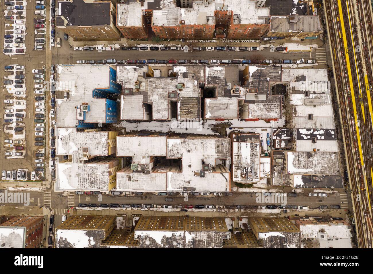 Vista aérea de los techos cubiertos de nieve de los edificios en Brighton Beach durante el invierno en Brooklyn, Nueva York Foto de stock