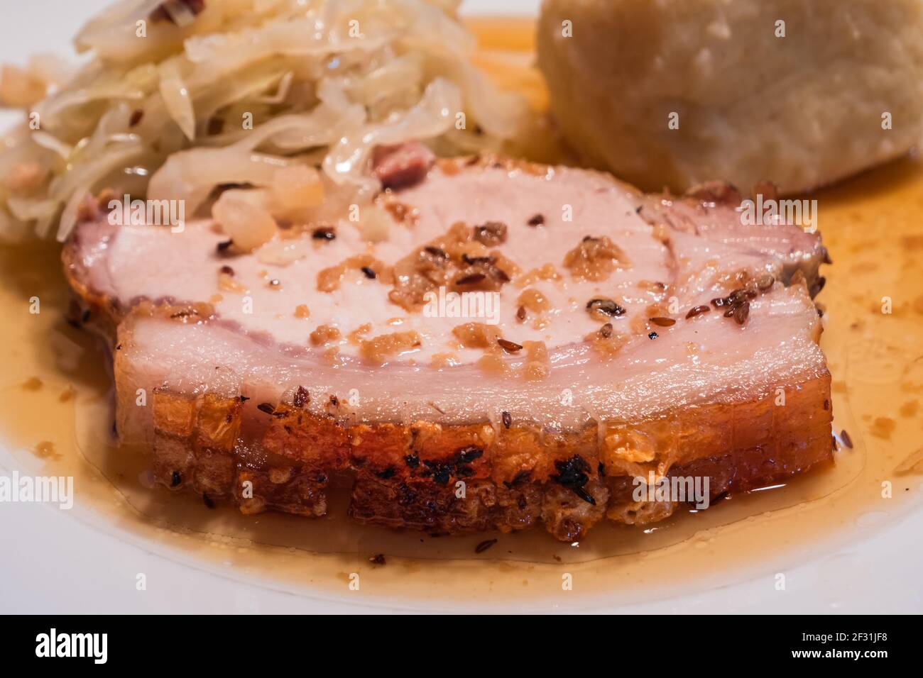 Corte de cerdo austriaco Roast llamado Schweinsbraten con Coleslaw y.. Relleno de patatas Foto de stock