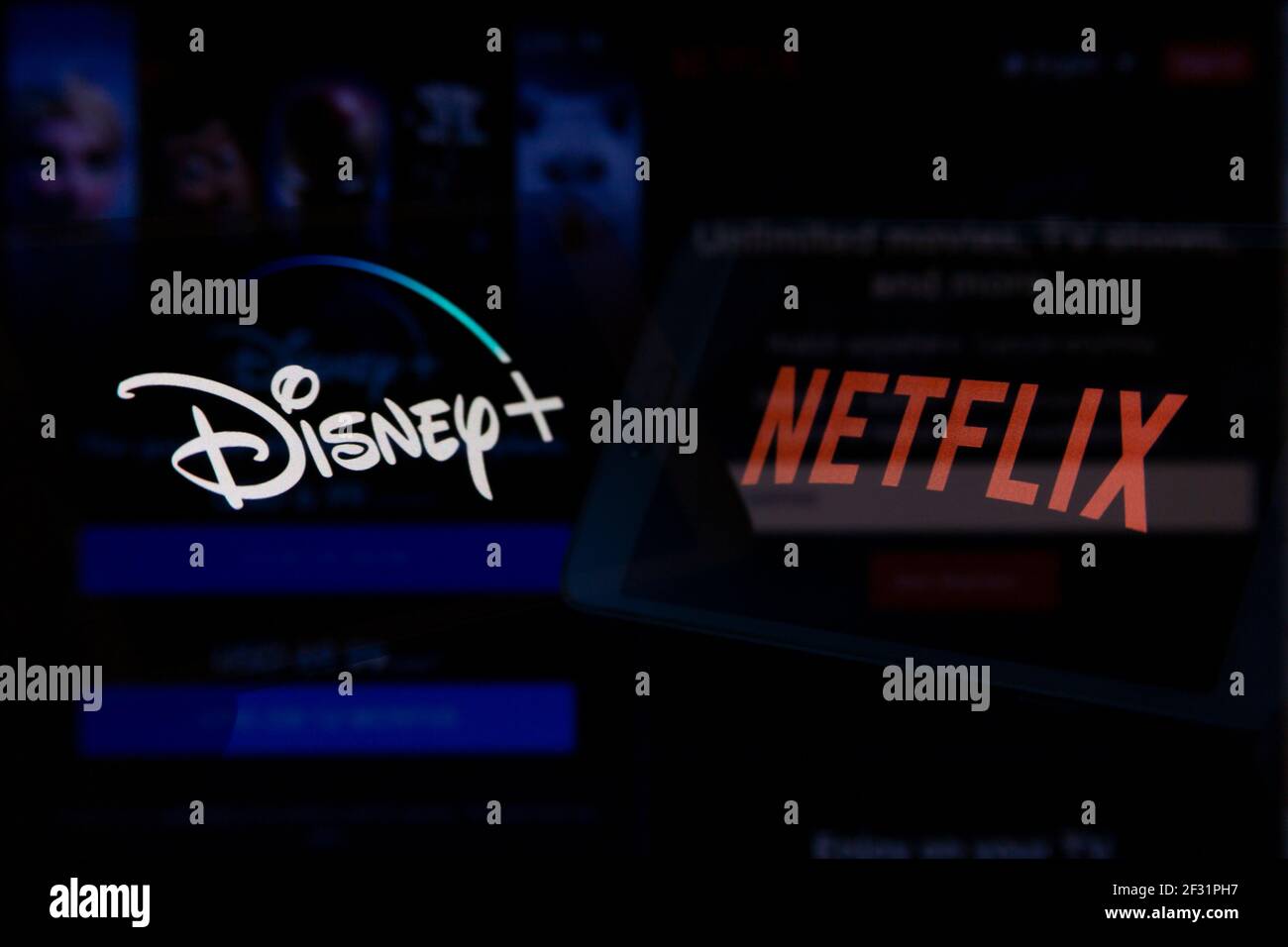 Asuncion Paraguay 14th De Marzo De 21 Foto De Ilustracion La Imagen De Exposicion Multiple En La Camara Muestra Logotipos De Disney Pronunciado Disney Plus Y Netflix En El Smartphone Credito