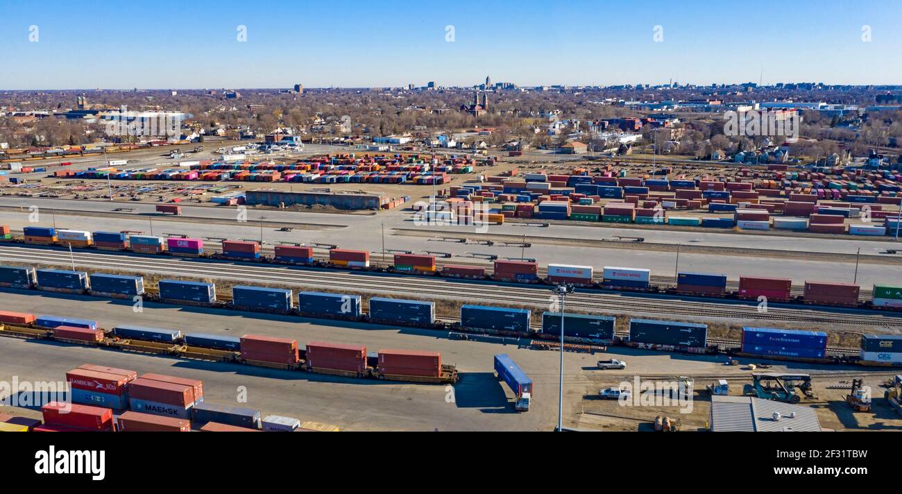 Detroit, Michigan - Contenedores de transporte esperando ser transferidos entre camiones y trenes en la Terminal Intermodal CSX. Foto de stock