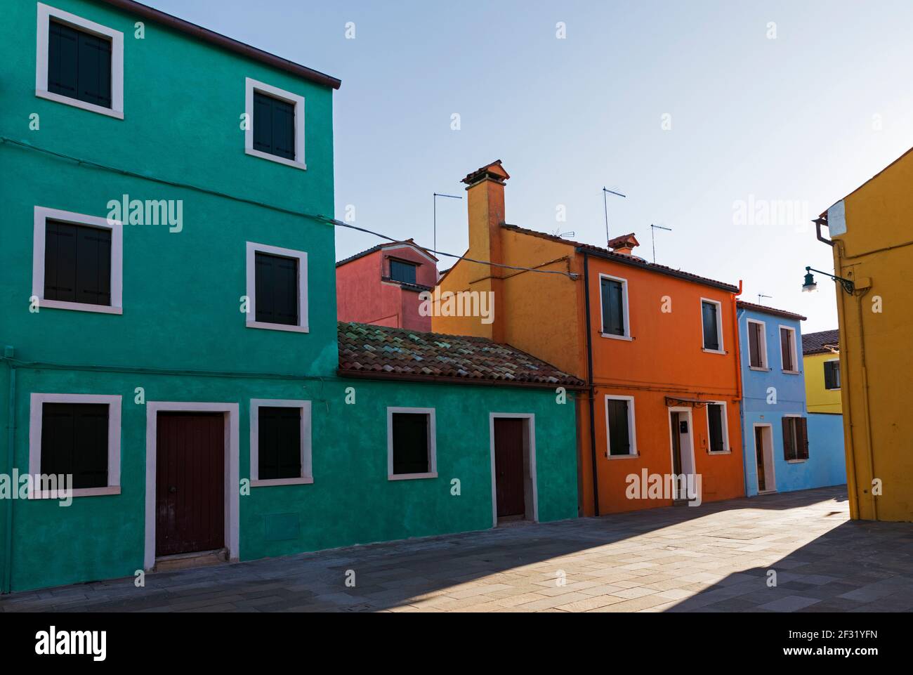 Italia, Venecia, Burano, coloridas casas en fila Foto de stock