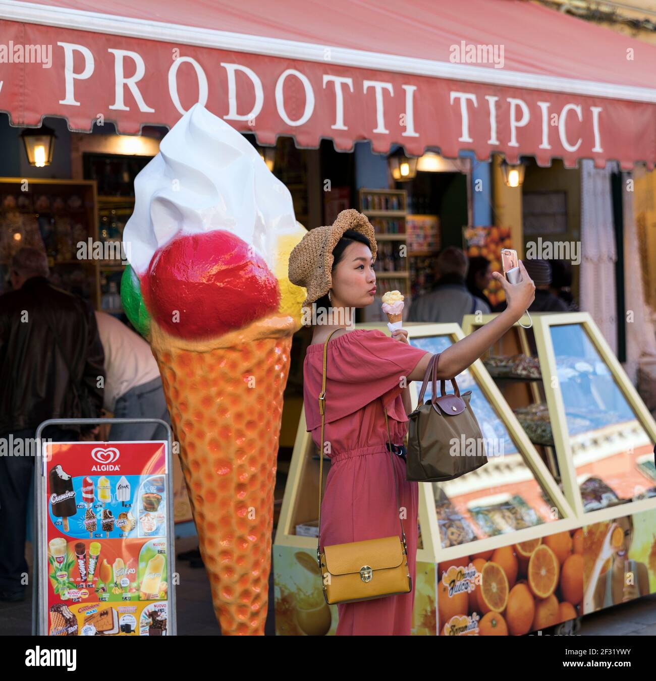 Italia,Venecia,Burano, joven asiática tomando un selfie con un gelato Foto de stock