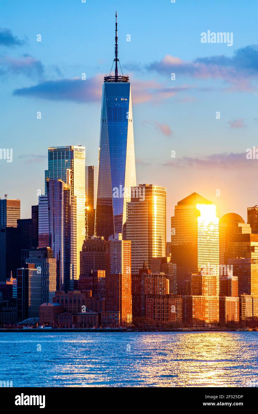Freedom Tower y Lower Manhattan, Nueva York Skyline al atardecer Foto de stock