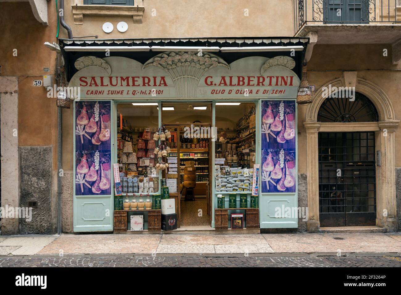 Italia, Verona, salumeria. Una salumeria es un productor de alimentos y tienda minorista que produce salumi y otros productos alimenticios. Foto de stock