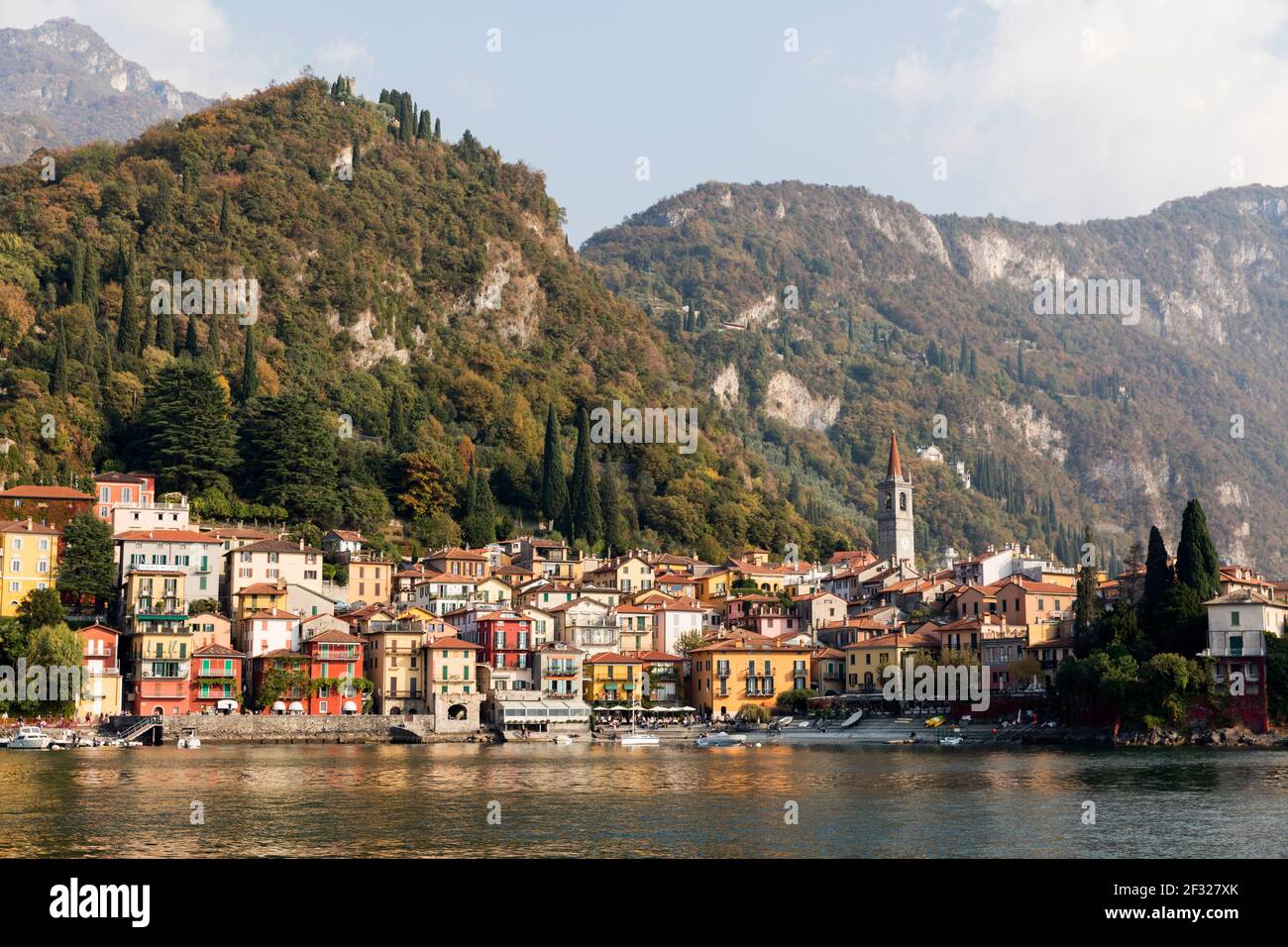 Italia, Varenna, Lago Como, la ciudad de Varenna vista desde el lago Foto de stock
