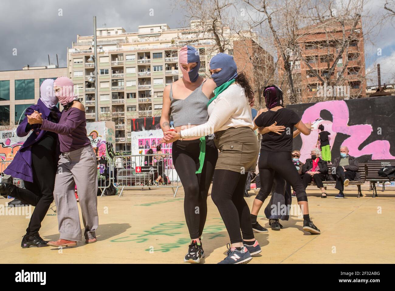 Las mujeres que visten máscaras se ven bailando durante el día de la  artística femenina las colectividades feministas latinoamericanas han  organizado un día de arte femenino con pinturas, graffiti, música y  presentaciones