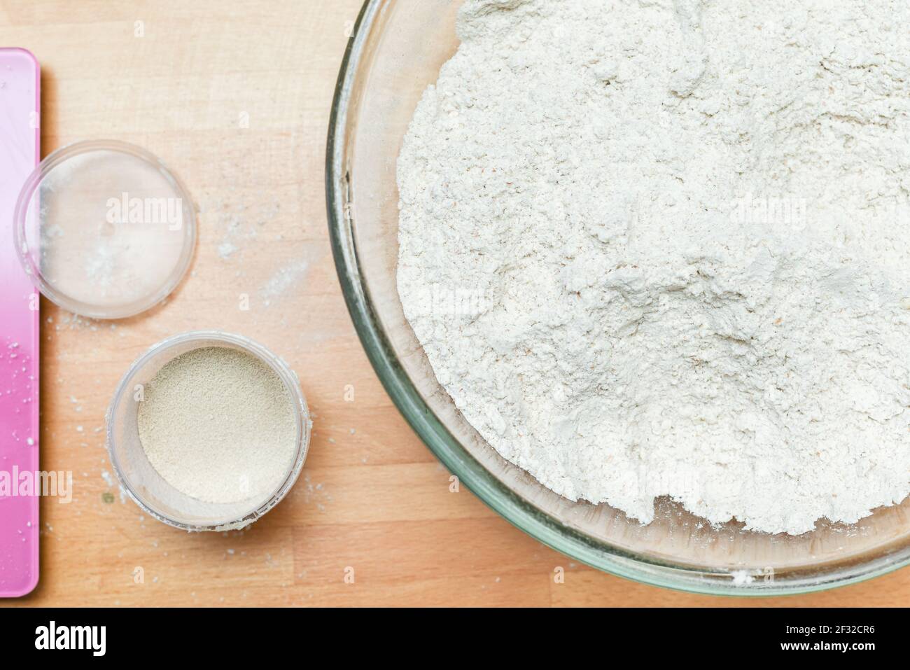 Ingredientes crudos de harina y levadura para hacer un pan de pan en casa Foto de stock