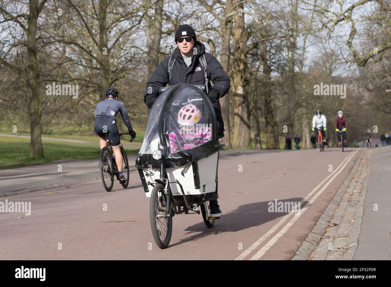 Jinete de canguro en bicicleta en el día soleado en Londres Greenwich Park, ejercicio al aire libre Foto de stock