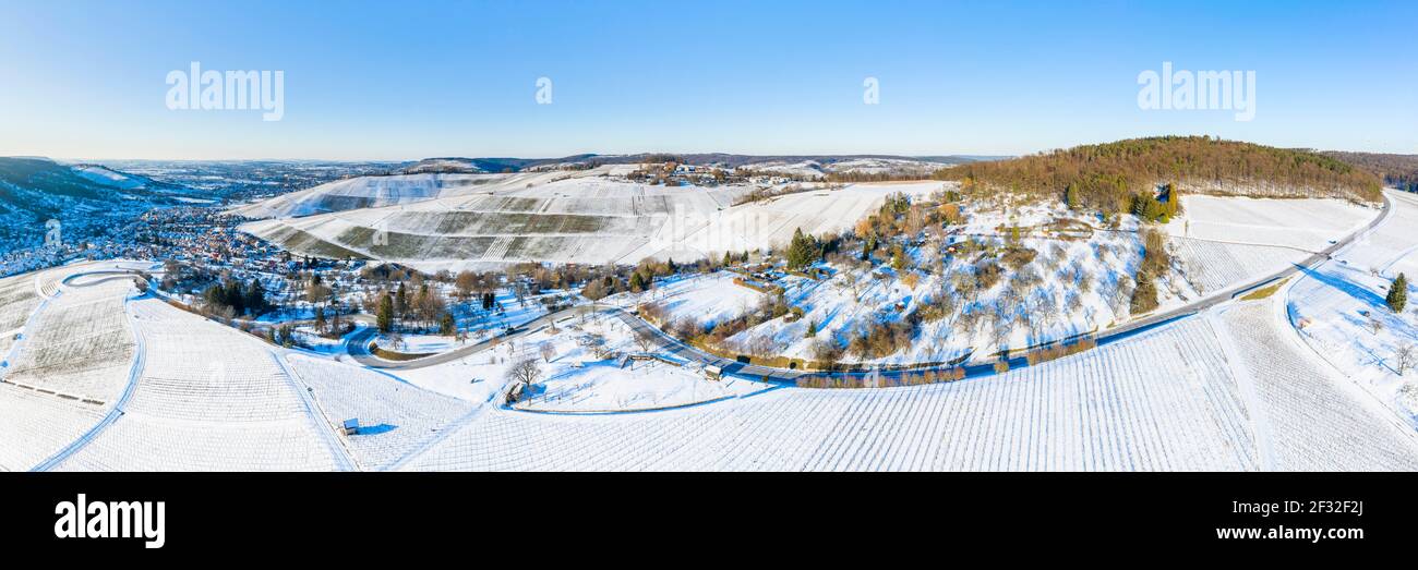Drone foto, invierno en el valle de los Remas, viñedos nevados cerca de Schnait, Baden-Wuerttemberg, Alemania Foto de stock