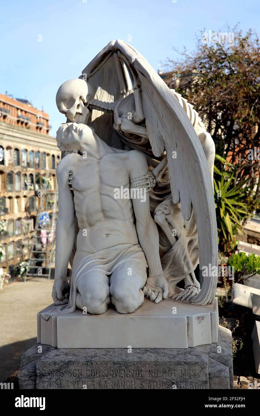 El beso de la muerte. Escultura funeraria en mármol (1930). Taller Jaume Barba. Cementerio Poblenou, Barcelona, Cataluña. España. Foto de stock
