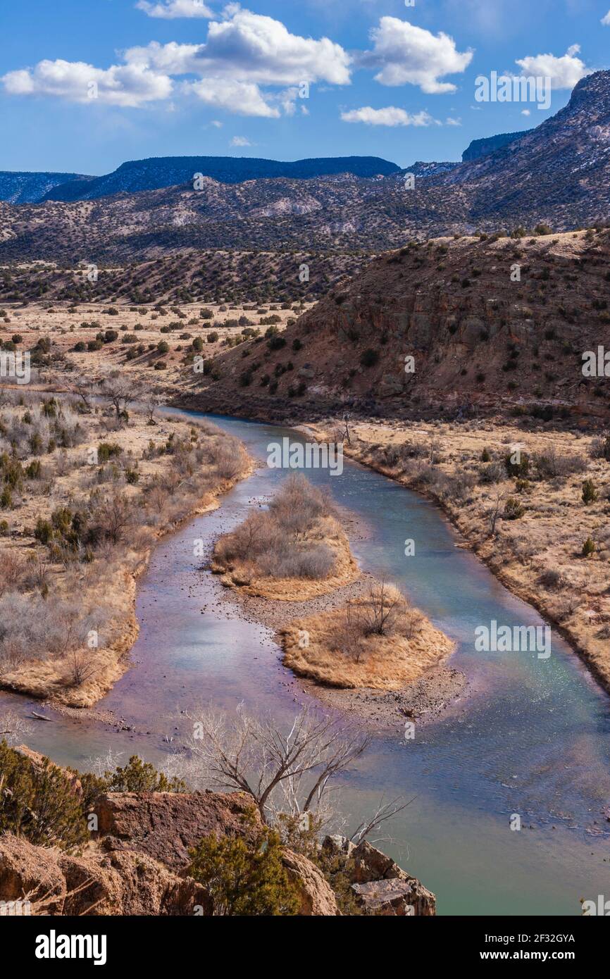 Río Grande y colinas de Red Rock a lo largo de la autopista 84 cerca de Abiquiu - Nuevo México (cerca de Ghost Ranch). Vistas pintadas tan a menudo por Georgia o'Keeffe. Foto de stock