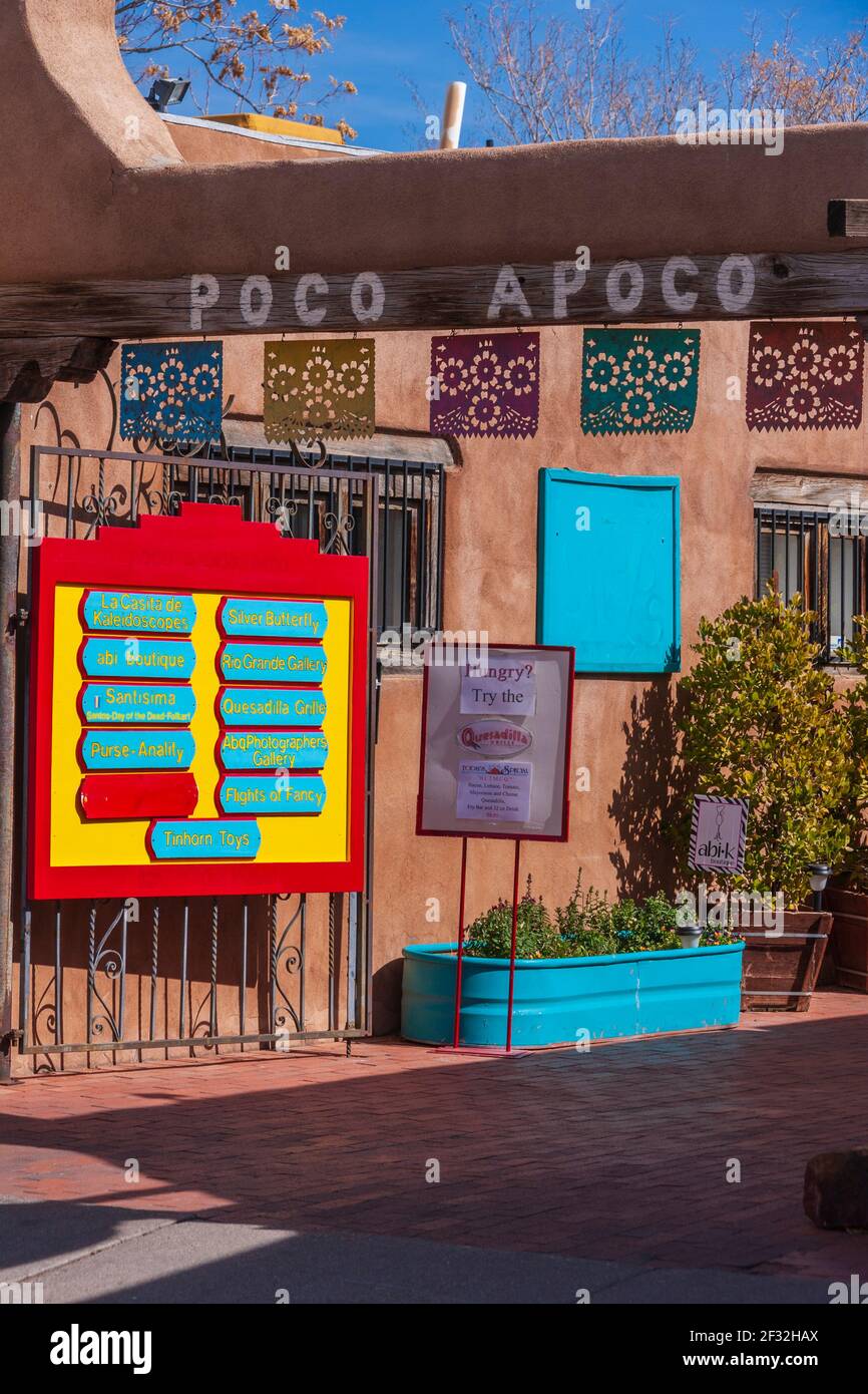 Letrero en Old Town Albuquerque, el pueblo sereno que ha sido el punto focal de la vida comunitaria de Albuquerque desde 1706. Foto de stock