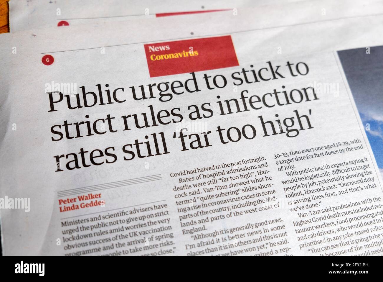 "El público instó a que se atenigan a las estrictas normas como tasas de infección Todavía "demasiado alto" Guardian covid artículo titular del periódico en 27 de febrero de 2021 en Reino Unido Foto de stock