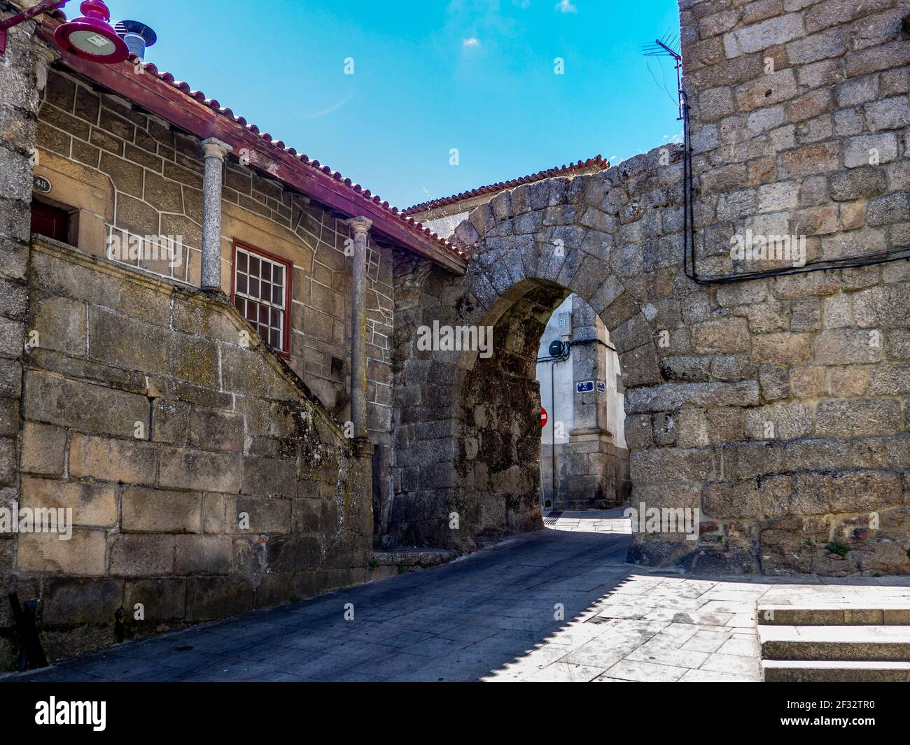 Guarda, Portugal; 2020 de agosto: 'Porta da Erva', una de las puertas de la  antigua muralla medieval de guarda, Portugal Fotografía de stock - Alamy