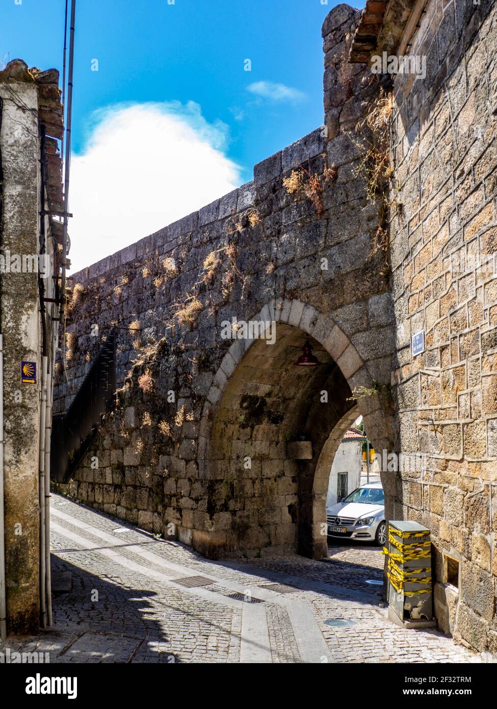 Guarda, Portugal; 2020 de agosto: 'Porta d'el Rei', una de las puertas de la antigua muralla de la ciudad medieval de guarda, Portugal. Foto de stock