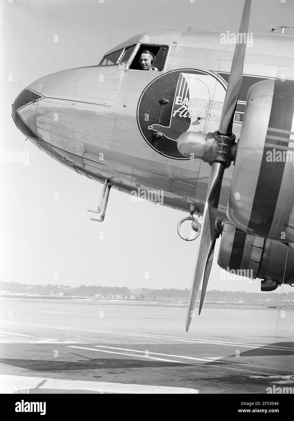 Piloto a la espera de la señal para despegar, Aeropuerto Municipal, Washington, D.C., EE.UU., Jack Delano, Oficina de Información de Guerra de EE.UU., julio de 1941 Foto de stock