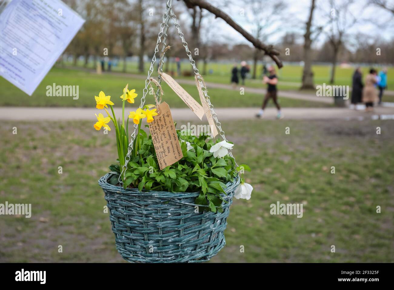 Londres, Reino Unido. 14 de marzo de 2021. La gente rinde homenaje y flores a Sarah Everard en Bandstand en Clapham Common. Crédito: Waldemar Sikora Foto de stock
