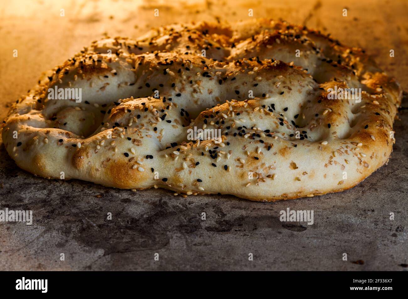 https://c8.alamy.com/compes/2f336x7/ramazan-pidesi-es-un-tipo-de-pan-plano-turco-llamado-pide-que-se-hornean-en-hornos-de-piedra-de-lena-durante-el-mes-de-ramadan-un-pan-es-hornear-yo-2f336x7.jpg