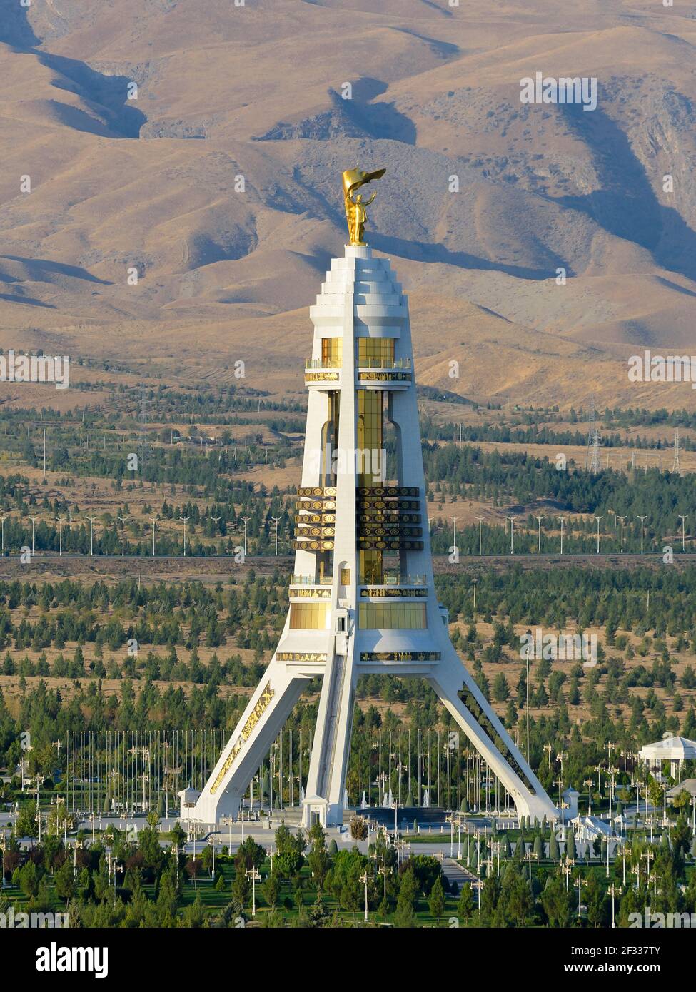 Monumento de neutralidad en Ashgabat, Turkmenistán construido con mármol blanco. Sapormurat Niyazov estatua de oro en la parte superior. Arco de neutralidad. Foto de stock