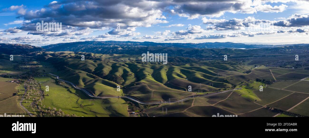 Las nubes bajas se desvían sobre un paisaje verde y pacífico en Livermore, California. Algunos de los mejores viñedos del mundo existen en esta región del Área de la Bahía. Foto de stock