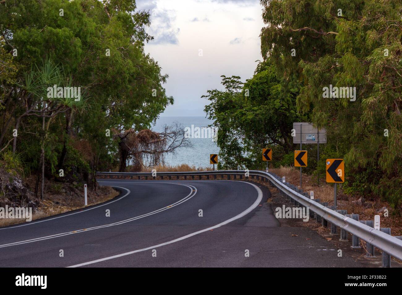 Al norte del mirador Rex, una barandilla define una curva en la autopista Capitan Cook entre Cairns y Port Douglas, Queensland, Australia. Foto de stock