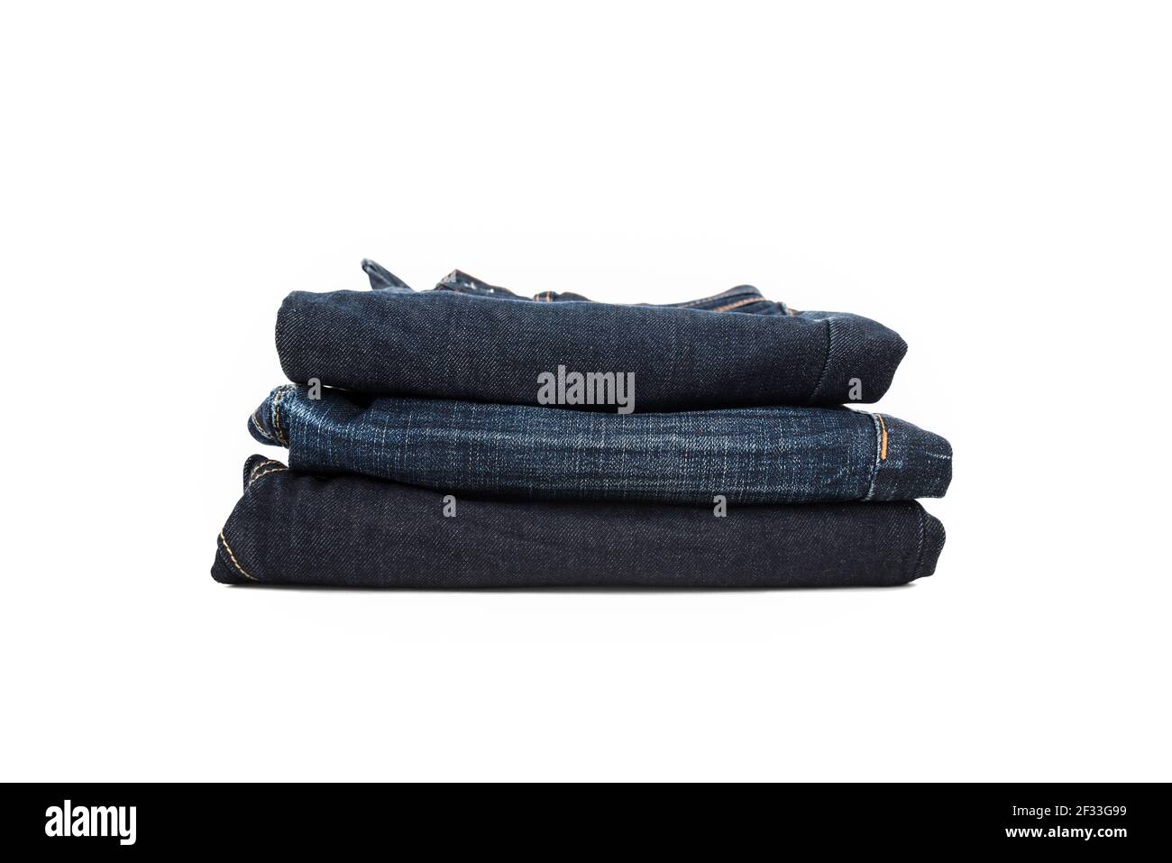 Pila de jeans de color azul oscuro - aislados sobre fondo blanco Foto de stock
