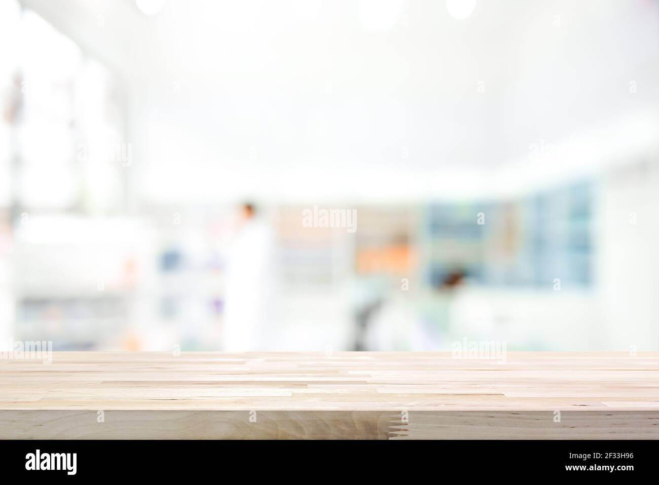 Vaciar encimera de madera en farmacia blur (farmacia o farmacia) antecedentes Foto de stock