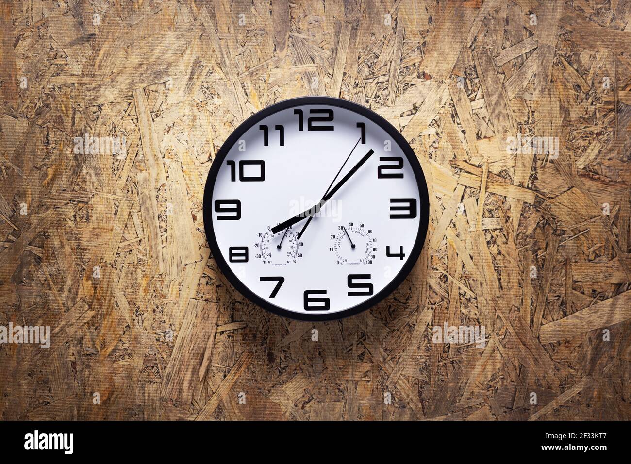 Reloj reloj observar el tablero de madera de la superficie de la pared  textura de fondo. Vista superior o frontal Fotografía de stock - Alamy