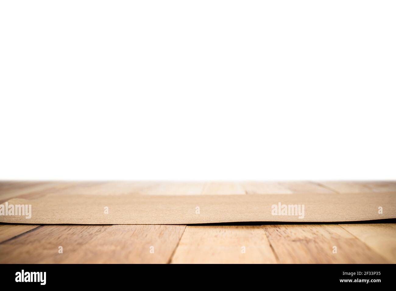 Papel marrón sobre mesa de madera - puede usarse para alimentos o productos de montaje en la parte superior Foto de stock