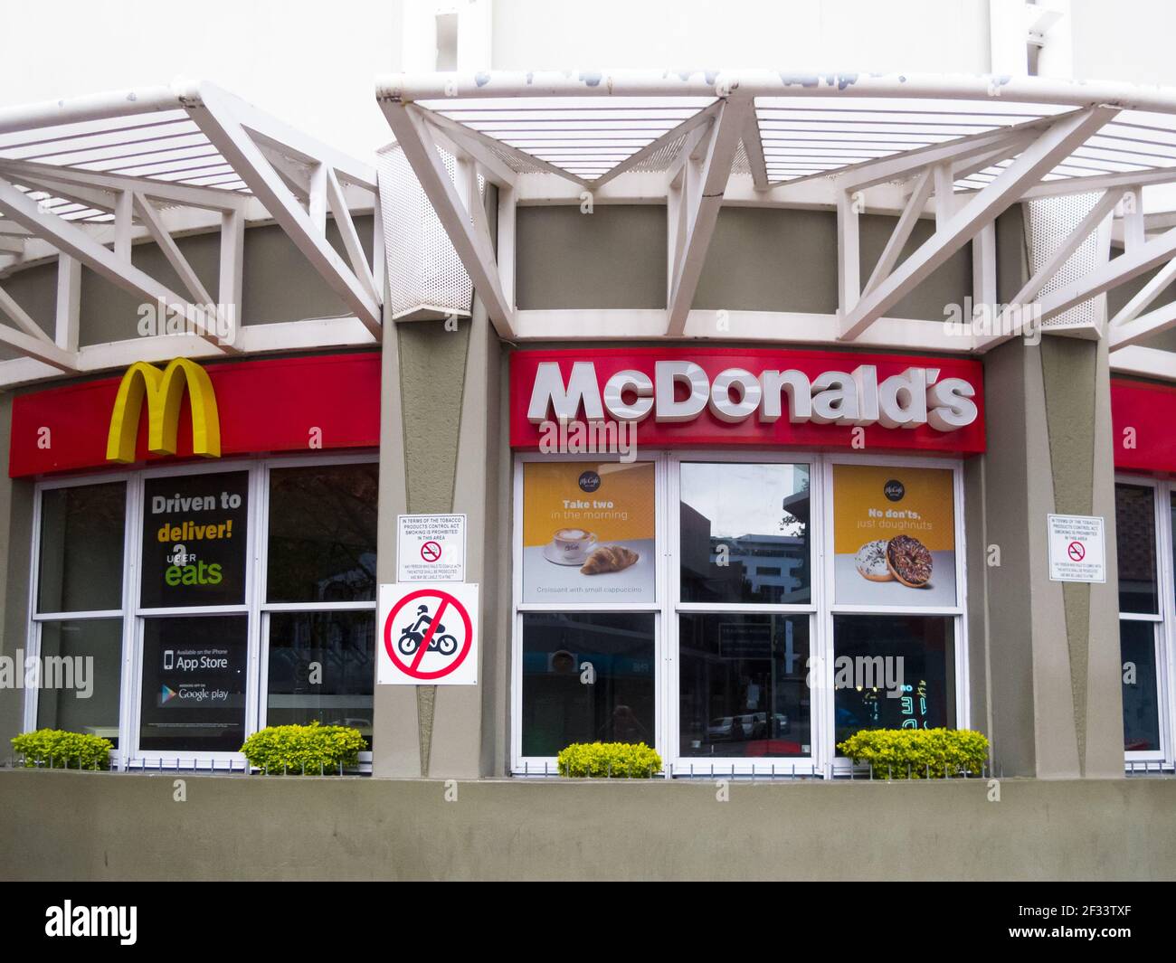 McDonalds fast food franquicia outlet primer plano con Marca y logotipo en un edificio en Ciudad del Cabo, Sudáfrica Foto de stock