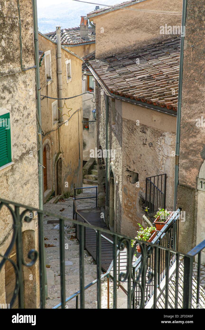 Callejones, casas, escalones y arcos de un pueblo de montaña. San Donato  Val di Comino, provincia de Frosinone, Lazio, Italia, Europa Fotografía de  stock - Alamy