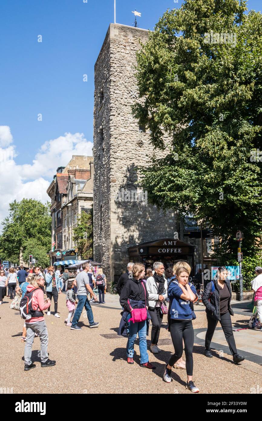 Oxford, Inglaterra - 17th 2019 de agosto: Compradores y turistas en la ciudad en un día soleado. La ciudad atrae a muchos turistas. Foto de stock