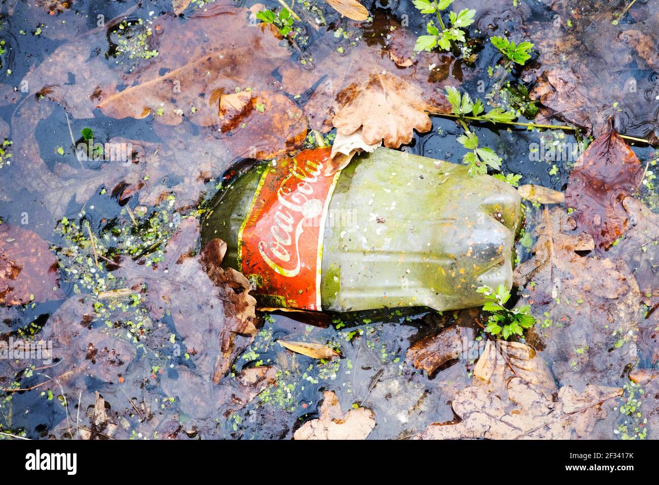 Botella plástica de coca cola fotografías e imágenes de alta resolución ...