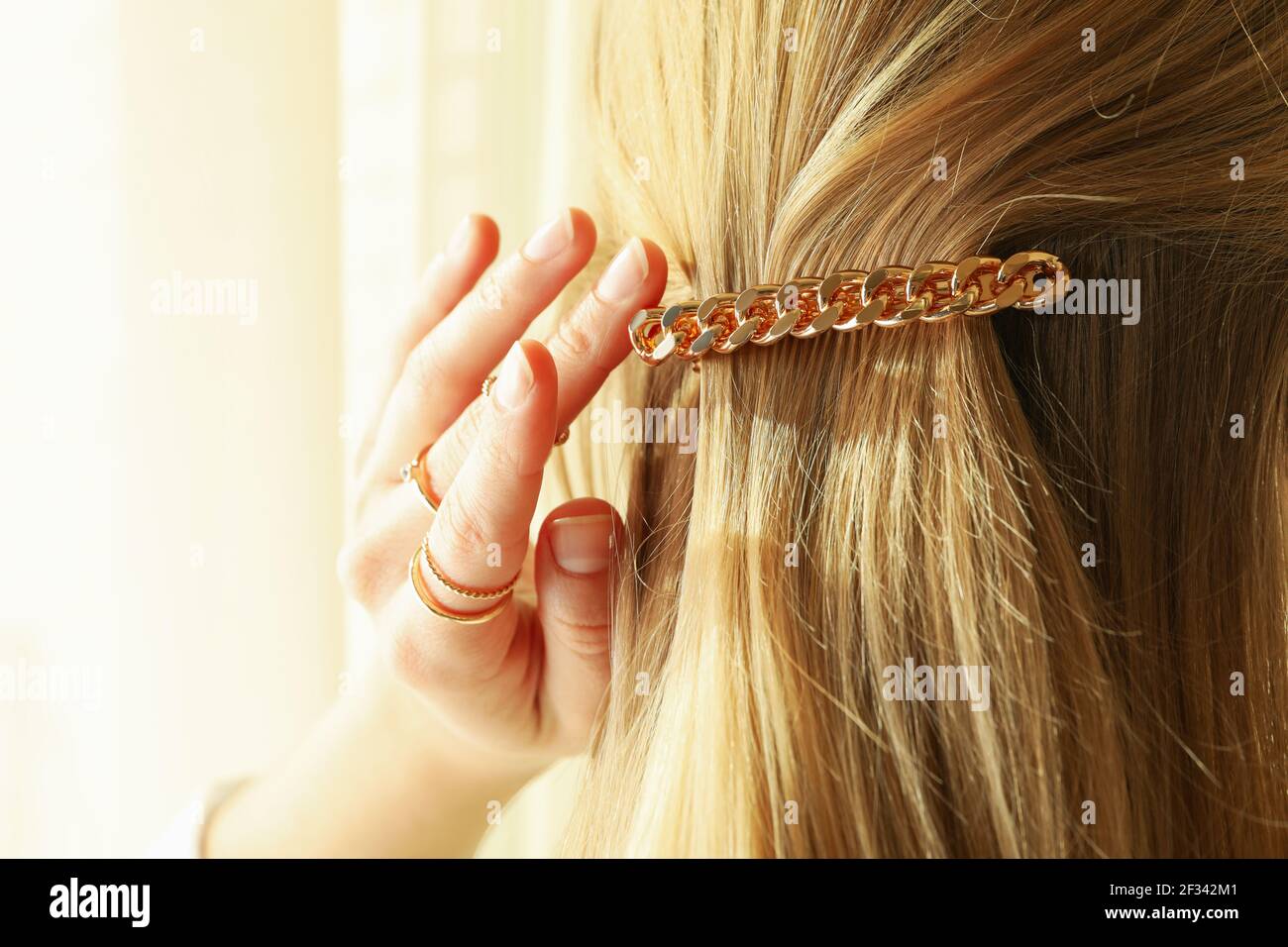 Mujer con un hermoso clip de pelo y de cerca Fotografía de stock - Alamy