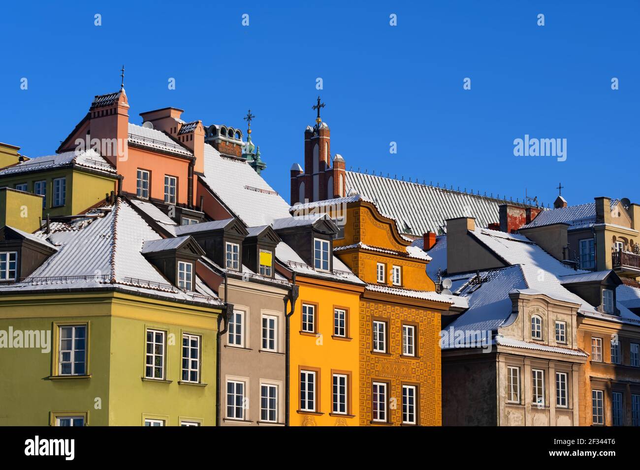 Casas históricas con tejados cubiertos de nieve en invierno, Ciudad Vieja de Varsovia en Polonia. Foto de stock