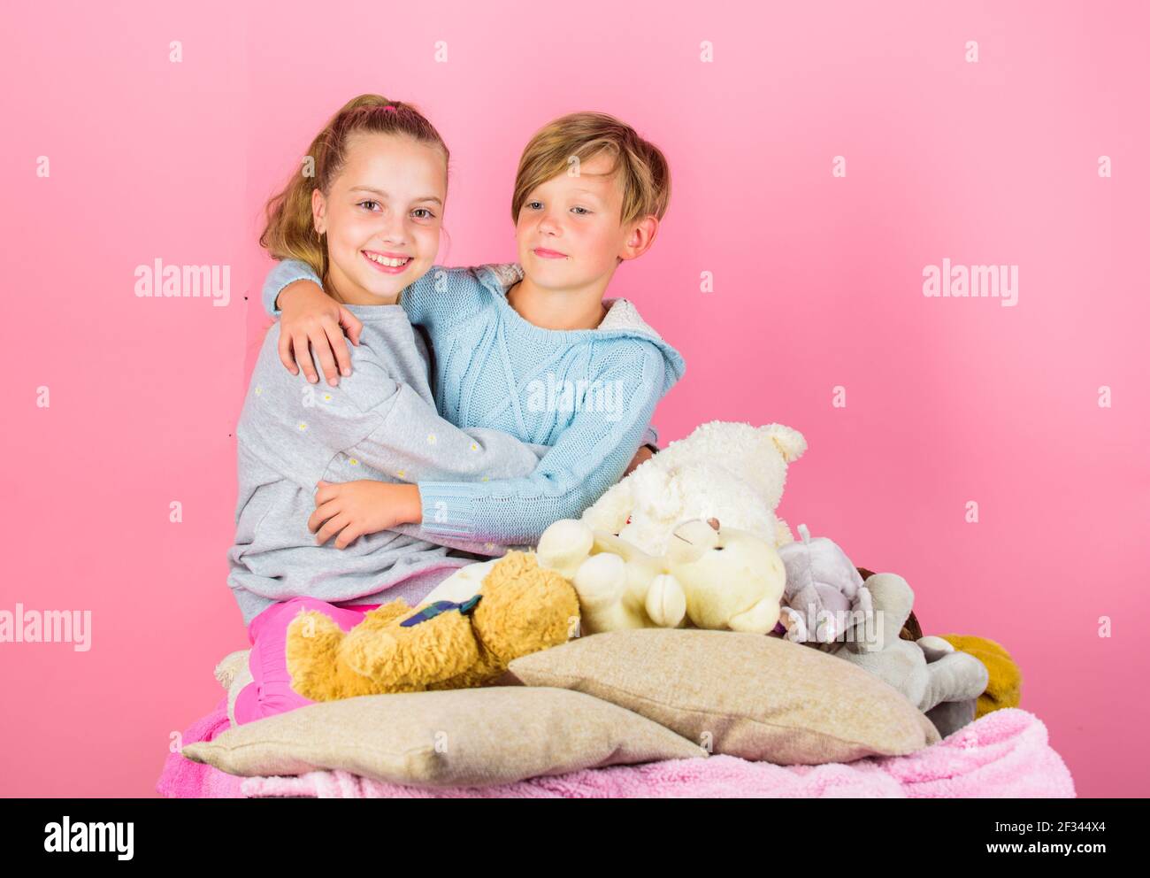 Mejores amigos hermano y hermana. Niños hermanos amigos abrazo fondo rosa.  Los niños amigos cerca de peluche llevan juguetes suaves que se cuddling.  Chica y chico amigos Fotografía de stock - Alamy