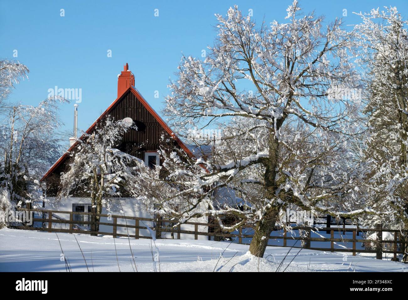 Pintoresca casa rural República Checa paisaje de nieve Foto de stock