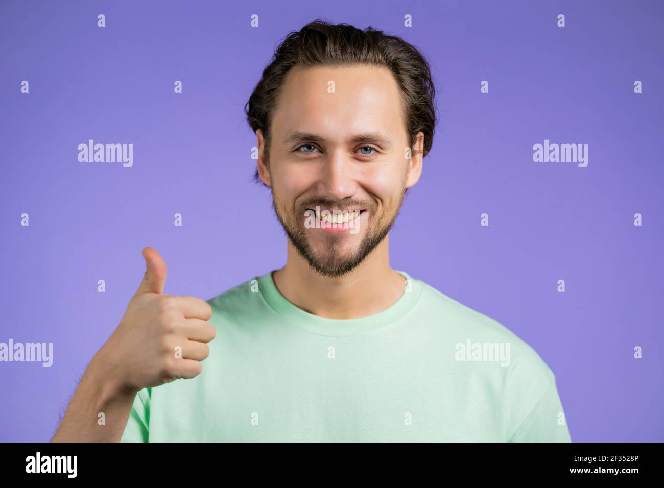 El Hombre Guapo Muestra El Pulgar Hacia Arriba Como Un Gesto Hombre Feliz Sobre Fondo Violeta 