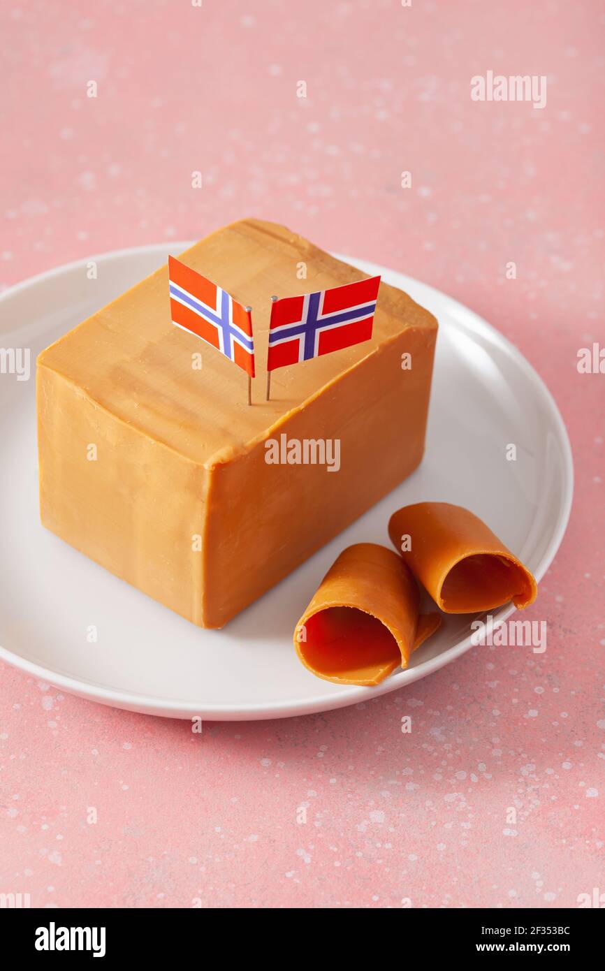 Queso marrón tradicional brunost noruego Fotografía de stock - Alamy