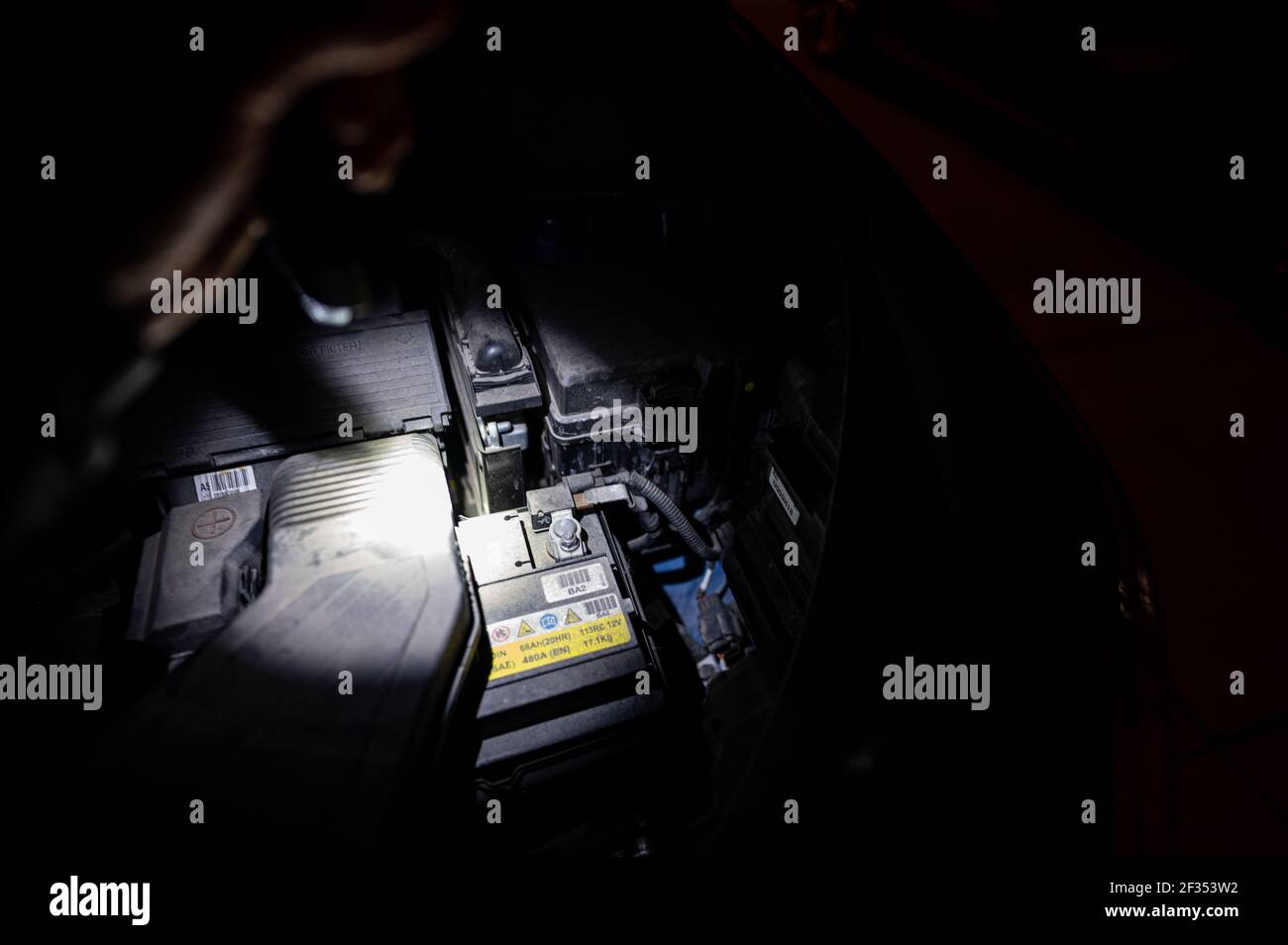 Oficial de policía con una linterna revisando el coche: fotografía de stock  © Nomadsoul1 #523079250