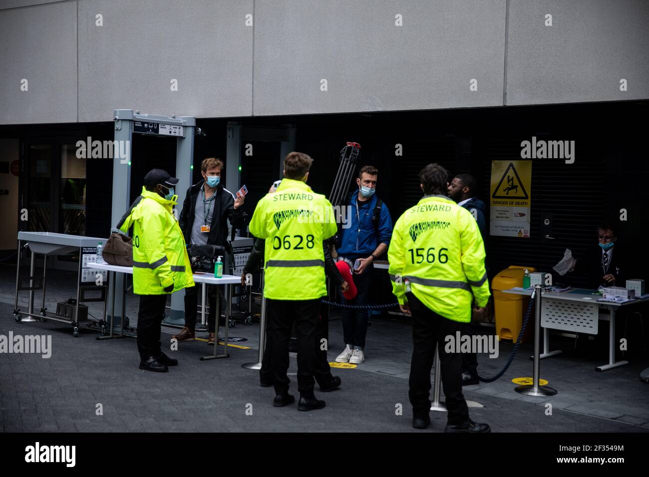 Vista general de medios de comunicación que están haciendo un check in antes de entrar en el suelo antes del partido de Premier League tras el brote de coronavirus