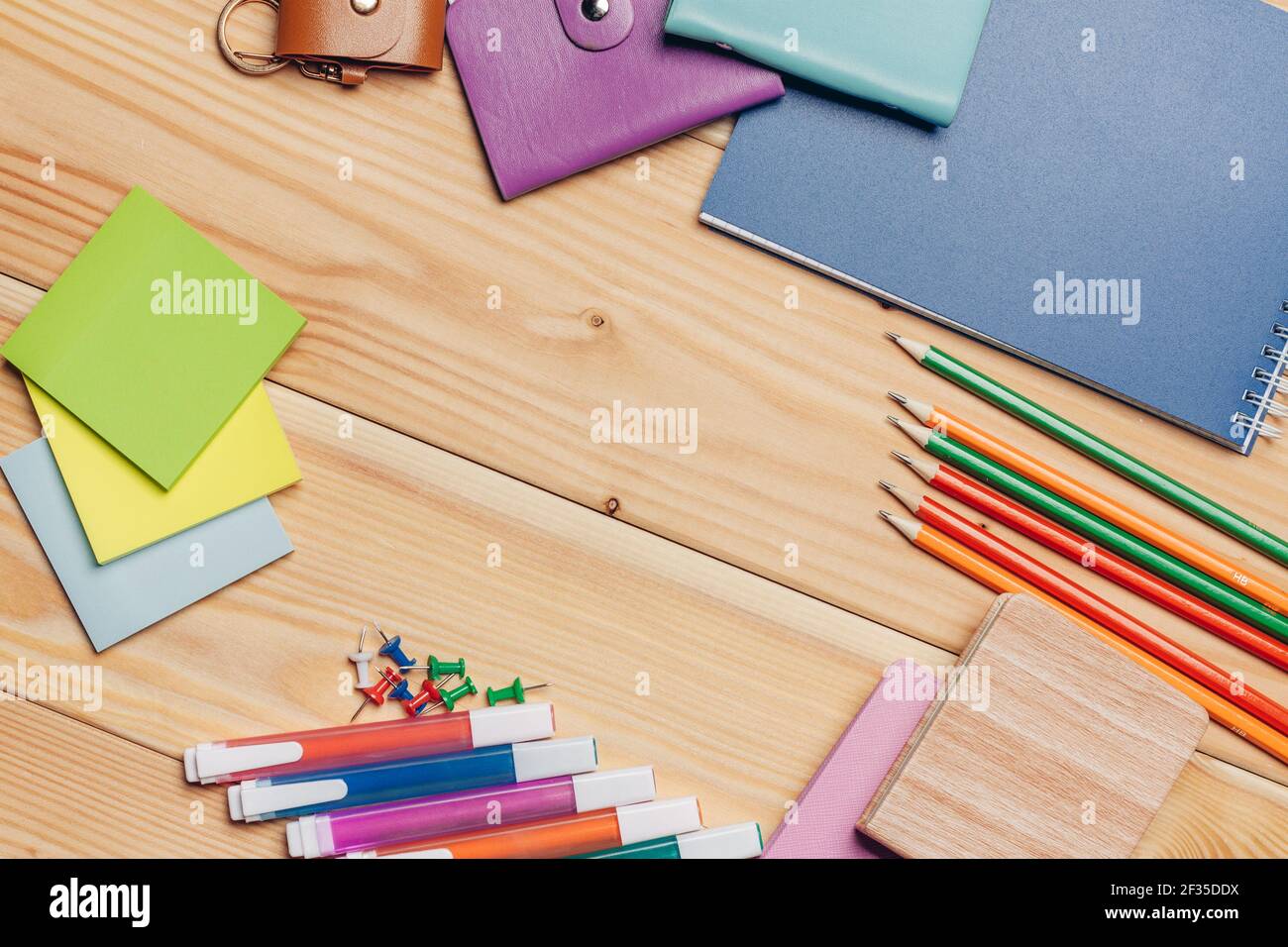 multicolores portadas de tarjetas de visita lápices notepads escuela  objetos vista superior Fotografía de stock - Alamy