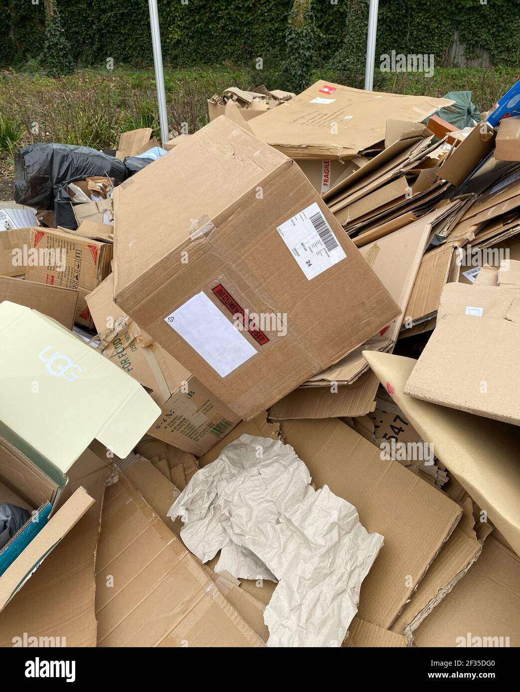 Cajas de cartón frente a un centro de reciclaje letrero en un supermercado aparcamiento en el suroeste de Londres. Foto fecha: Domingo 14 de marzo de 2021. Foto de stock