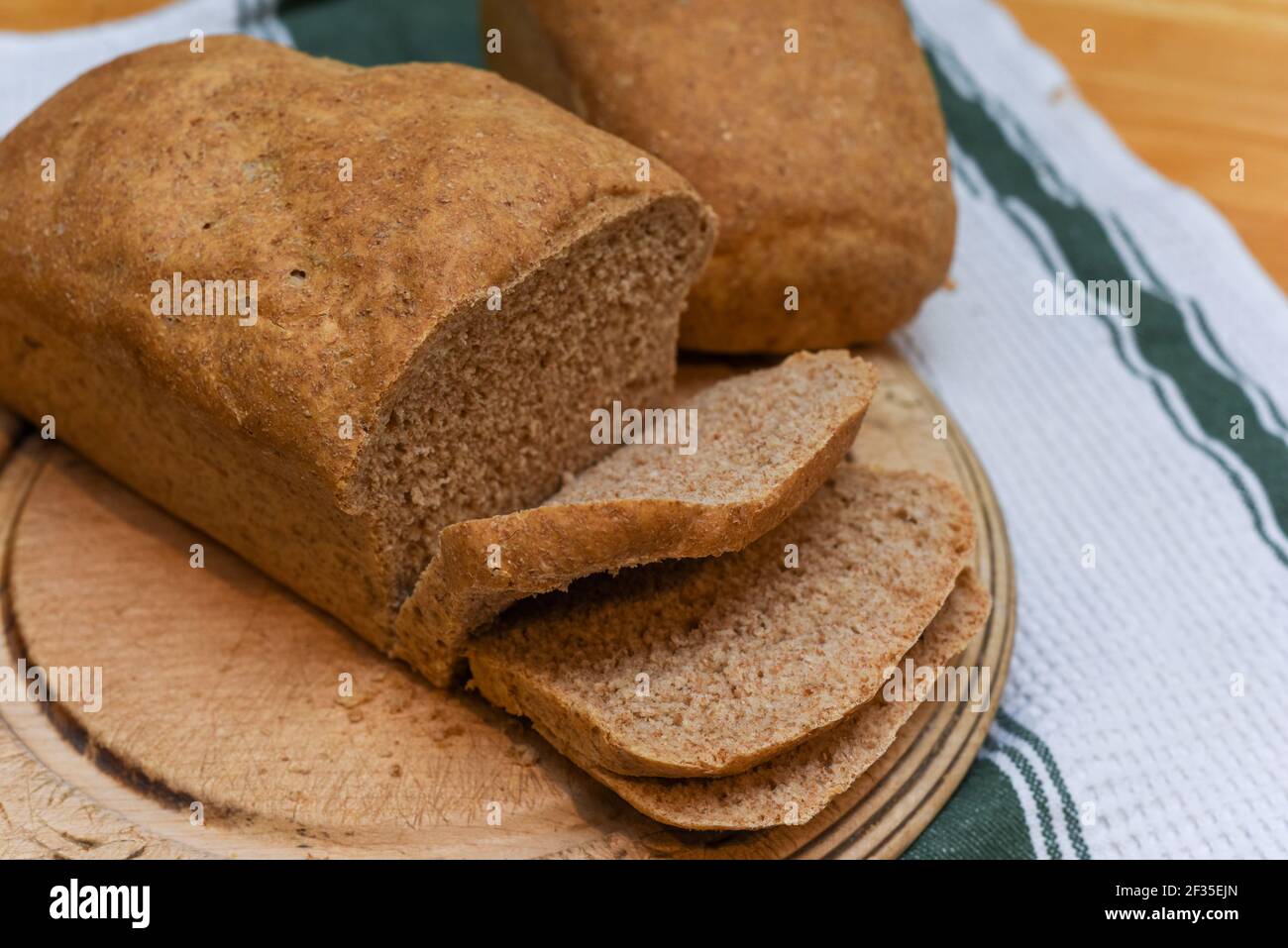 Pan recién horneado en casa hecho con ingredientes naturales orgánicos Foto de stock